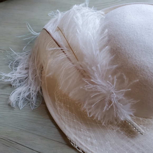 Vintage Miss Bierner Winter White Wool Hat with Veil and Jeweled Feather Plume - Picture 7 of 9